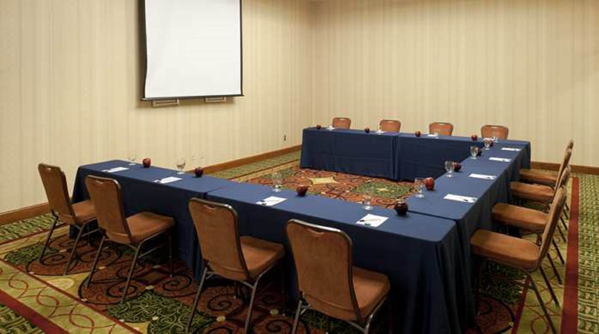 Hilton Garden Forest Mettawa